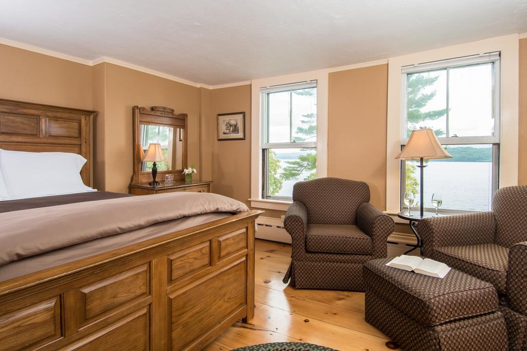 Lake House At Ferry Point Sanbornton Bilik gambar