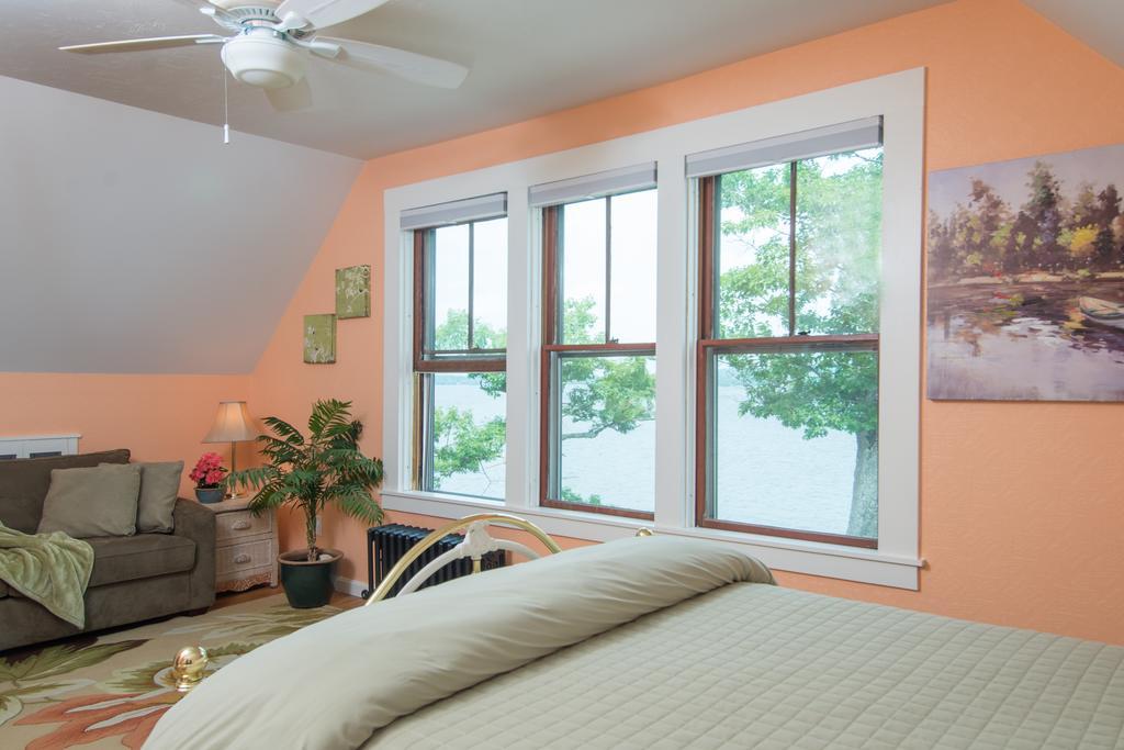 Lake House At Ferry Point Sanbornton Bilik gambar