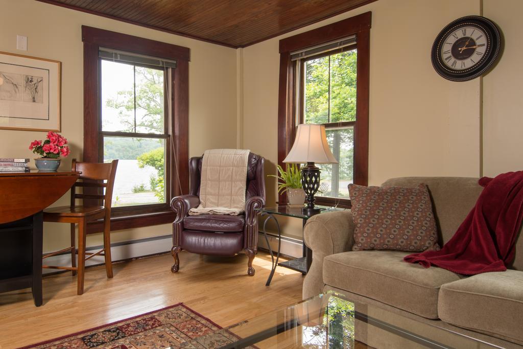 Lake House At Ferry Point Sanbornton Bilik gambar